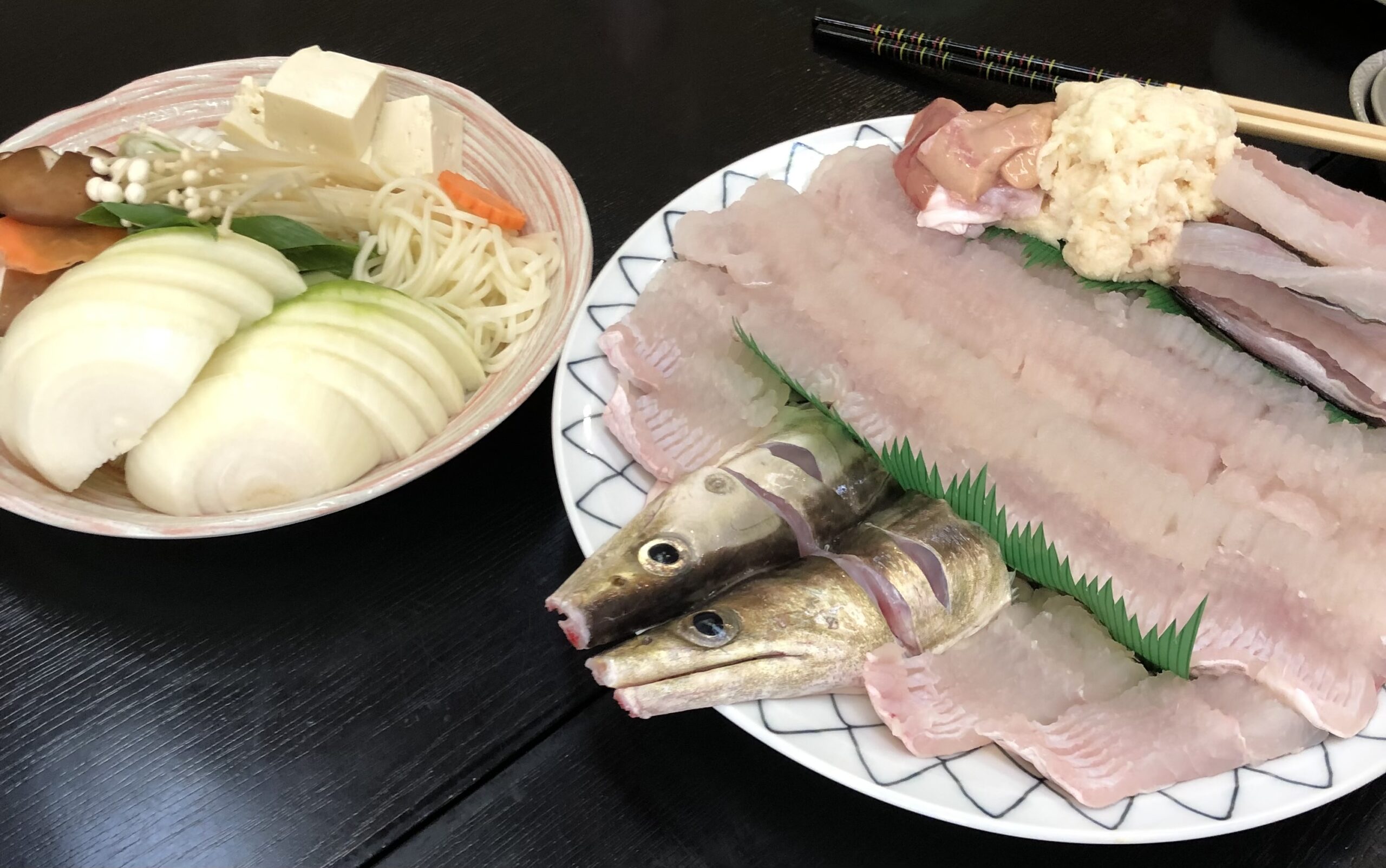 沼島・木村屋の鱧すきセット。鱧の身と季節の珍味、淡路島産玉ねぎや豆腐などの鍋野菜
