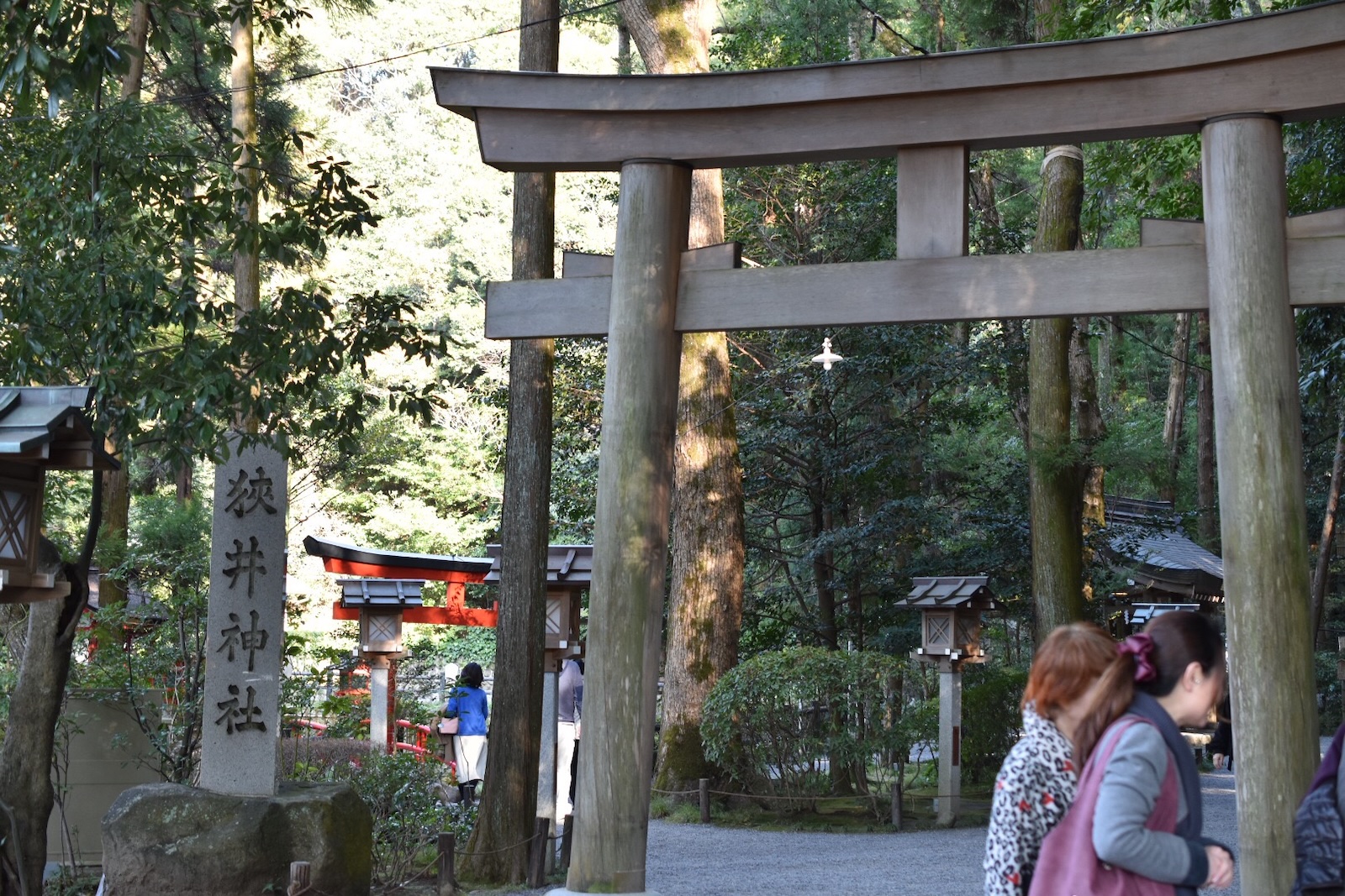 ご神水が湧く摂社・狭井神社の鳥居