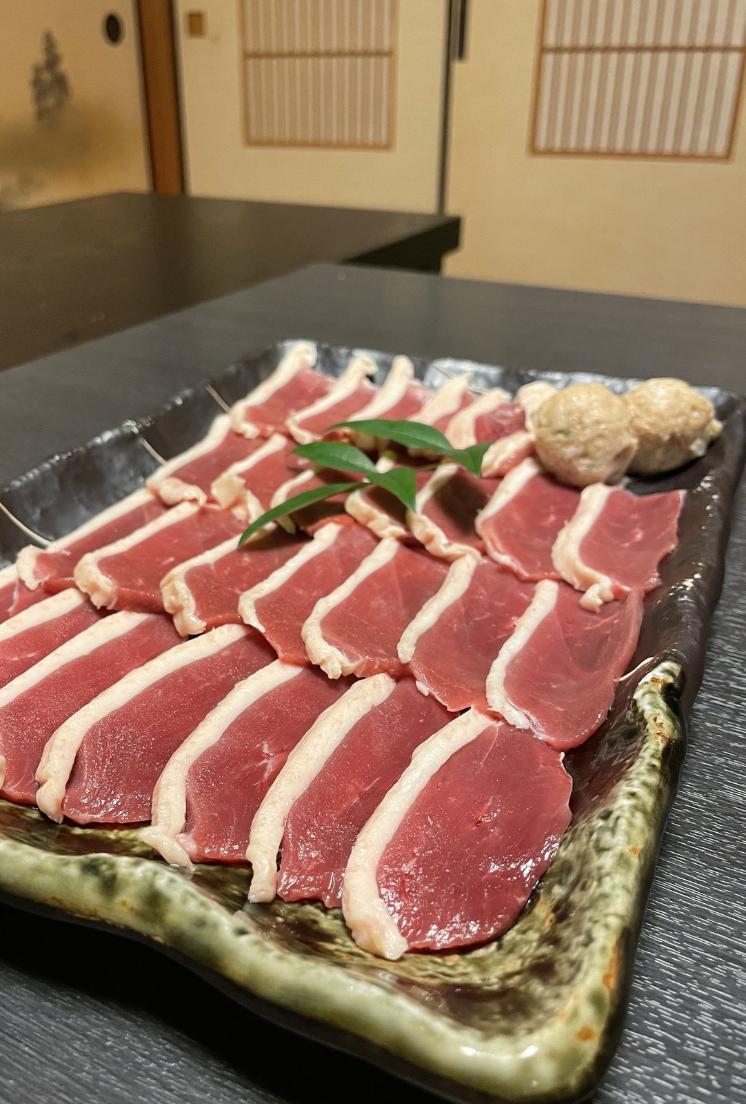 宿の夕食に出た鴨肉と鍋
