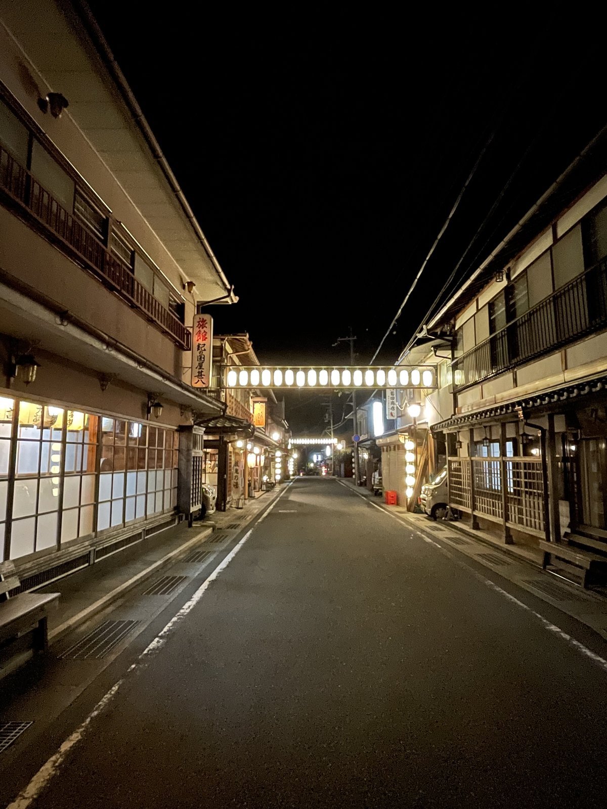 夜の洞川温泉街と提灯