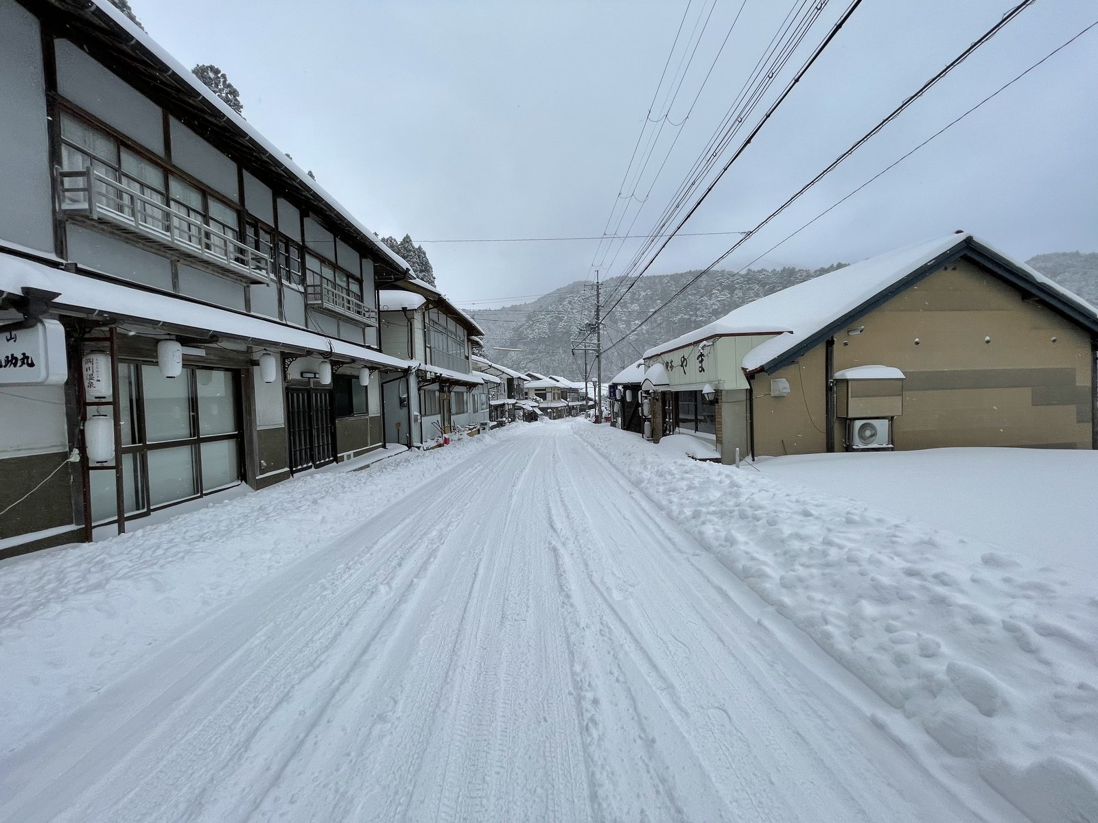 雪が積もった洞川温泉の街並み