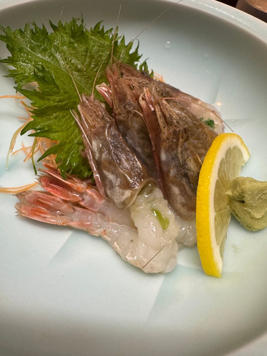 モサエビのお造り。頭付きで、身は白く透き通っている